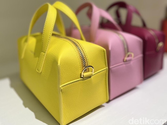 Koleksi tas Fibreno di Plaza Indonesia yang memadukan siluet minimalis, warna cerah, serta aksesori bag charm unik untuk mengekspresikan gaya personal.