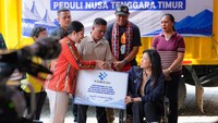 Komdigi Serahkan 15 Ton Bantuan Logistik-20 Starlink untuk Korban Gempa NTT