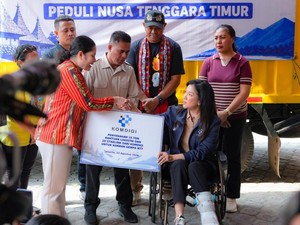 Komdigi Serahkan 15 Ton Bantuan Logistik-20 Starlink untuk Korban Gempa NTT