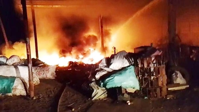 Kondisi gudang barang bekas di Banjarsari Ciamis terbakar.