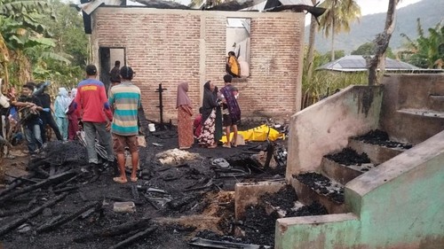 Kondisi rumah terbakar yang menyebabkan pasutri Lansia meninggal di Desa Doro Oo, Kecamatan Langgudu, Kabupaten Bima, NTB pada Sabtu (22/8/2026). (Dok. Damkarmat Kabupaten Bima)