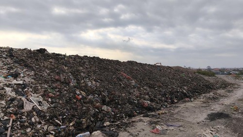Kondisi sampah di TPA Suwung seusai mengalami kebakaran, Sabtu (22/8/2026) siang. (Dok. Putu Yonata Udawananda )