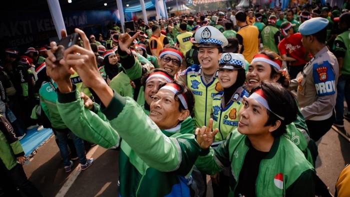 Kopdar Kebangsaan Jaga Jakarta, ojol Kamtibmas merayakan HUT ke-81 RI di Polda Metro Jaya, Sabtu (22/8/2026). Kegiatan diisi dengan servis motor gratis hingga perlombaan menarik.