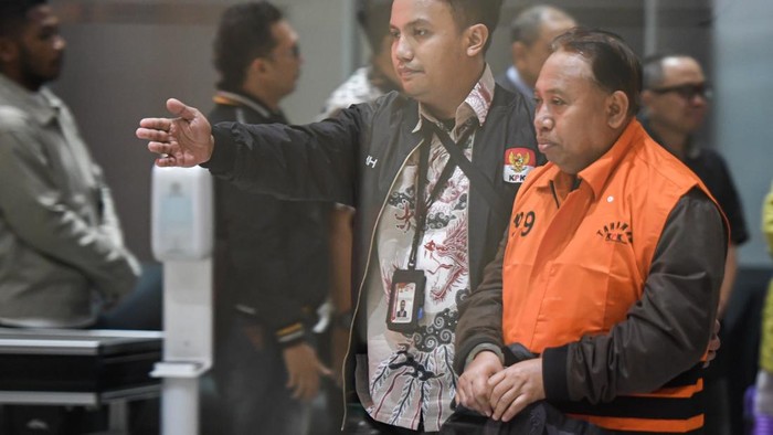Rektor Universitas Jenderal Soedirman (Unsoed) Akhmad Sodiq (kanan) berjalan menuju mobil tahanan seusai menjalani pemeriksaan di Gedung Merah Putih KPK, Jakarta, Sabtu (22/8/2026) dini hari. KPK menahan lima orang tersangka pascaoperasi operasi tangkap tangan (OTT) pada Kamis (20/8) yakni Rektor Unsoed Akhmad Sodiq, Wakil Rektor Bidang Kemahasiswaan Norman Arie Prayogo, Kepala Bagian Akademik Eko Sumanto, Dian Mulia Wardhana dan Adi Wiharto selaku pihak swasta, Mulyono yang merupakan keponakan Akhmad Sodiq serta mengamankan uang tunai Rp650 juta dan saldo dalam rekening senilai Rp99 juta yang diduga hasil dari tindak pidana korupsi terkait penerimaan mahasiswa baru di Unsoed Purwokerto tahun ajaran 2025-2026. ANTARA FOTO/M Risyal Hidayat/rwa.