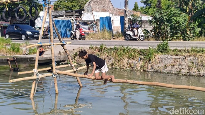 Lomba Ninja Warrior Ala Kampung di Taman Sidoarjo