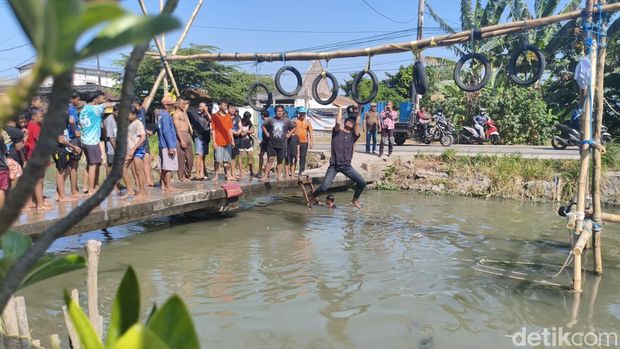 Lomba Ninja Warrior Ala Kampung di Taman Sidoarjo Lomba Ninja Warrior Ala Kampung di Taman Sidoarjo