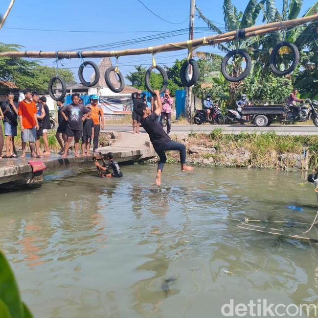 Lomba Ninja Warrior Kampung di Taman Sidoarjo