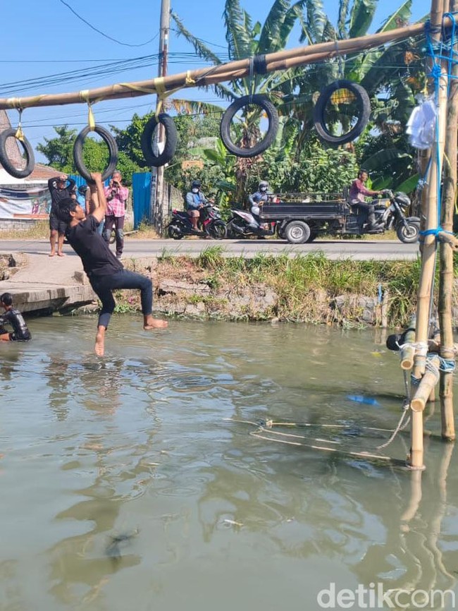 Lomba Ninja Warrior Kampung di Taman Sidoarjo