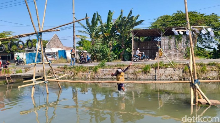 Lomba Ninja Warrior Ala Kampung di Taman Sidoarjo