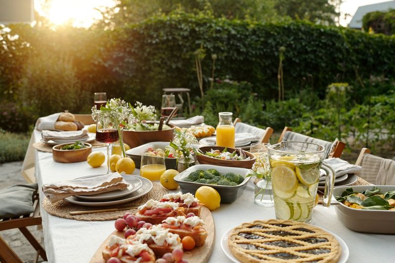 Makan di Luar Ruangan - Outdoor Dining Ilustrasi Makan di Luar Ruangan (Outdoor)
