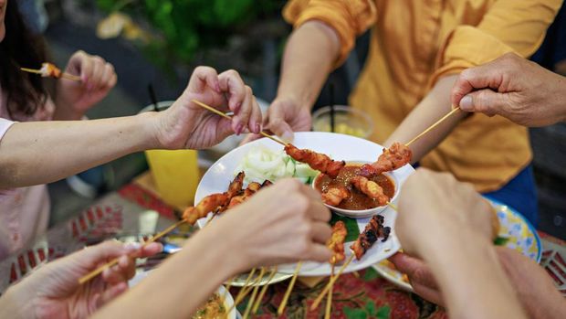 Makan di Luar Ruangan - Outdoor Dining Ilustrasi Makan di Luar Ruangan (Outdoor)