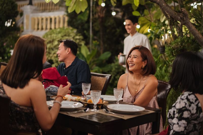 Makan di Luar Ruangan - Outdoor Dining Ilustrasi Makan di Luar Ruangan (Outdoor)
