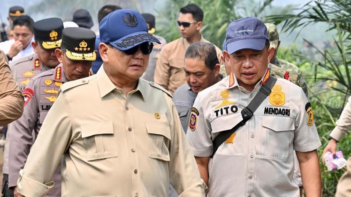 Mendagri Dampingi Presiden Prabowo Tinjau Penanganan Karhutla di Kalbar