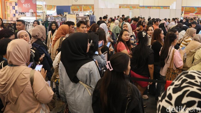 Warga mengantri untuk membuka tabungan WondrZ di ICE BSD, Tangerang Selatan, Sabtu (22/8/2026).