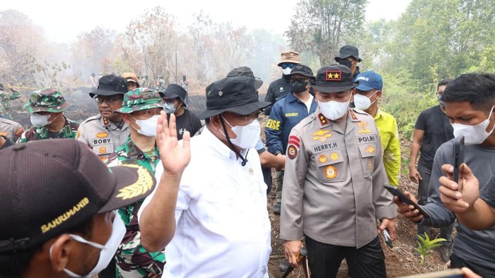 Menteri Lingkungan Hidup Jumhur Hidayat dan Prof Bambang Hero mengecek karhutla di Kamapr, Riau, Sabtu (22/8/2026). Kapolda Riau Irjen Pol Herry Heryawan turut mendampingi.