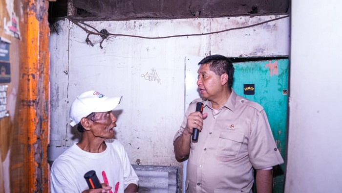 Menteri PKP Maruarar Sirait saat mengunjungi rumah Ahmad di Manggarai yang mendapat bantuan renovasi rumah lewat program BSPS.