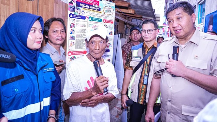 Menteri PKP Maruarar Sirait saat mengunjungi rumah Ahmad di Manggarai yang mendapat bantuan renovasi rumah lewat program BSPS.