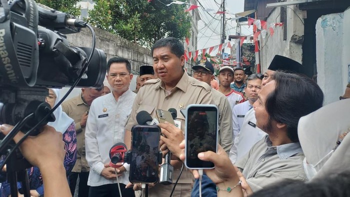 Menteri PKP Marurar Sirait saat kunjungan di kawasan Manggarai untuk melihat rumah yang akan direnovasi lewat Program BSPS