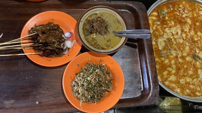 Menu Sate Kambing Ibu Safiah di Pasar Senggol, Semarapura, Klungkung, Bali, Sabtu (22/8/2026). (Fatih Kudus Jaelani/detikBali)