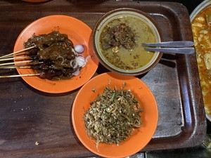 Eksis Sejak 1970an, Sate Kambing Ibu Safiah Jadi Favorit di Klungkung
