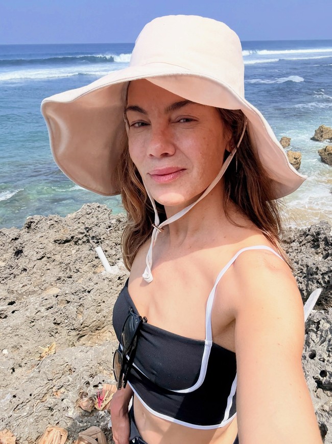 Di Taman Nasional Komodo, ia pun takjub sekaligus ngeri dengan binatang tersebut. Michelle kemudian membagikan fotonya bersama komodo kepada Robert.Foto: dok Instagram michellemonaghan
