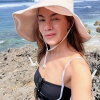 Di Taman Nasional Komodo, ia pun takjub sekaligus ngeri dengan binatang tersebut. Michelle kemudian membagikan fotonya bersama komodo kepada Robert.Foto: dok Instagram michellemonaghan