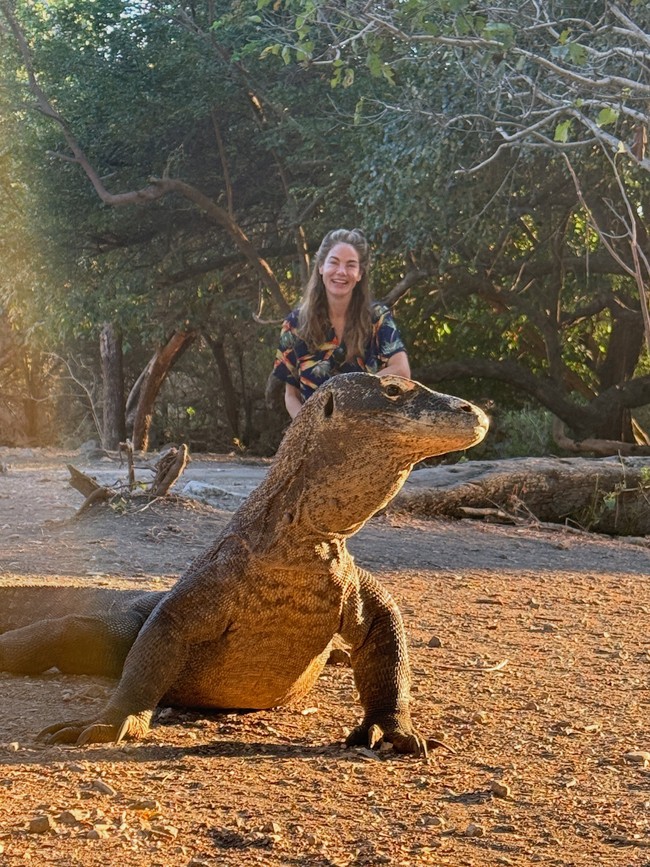Dia bertanya, Apa kamu melihat naga (komodo)? dan aku bingung naga apa yang dimaksud. Dia bilang, Kamu harus kembali ke sana dan melihat naga komodo itu, kenang Michelle selagi meniru gaya bicara aktor The Godfather itu. Foto: Instagram michellemonaghan