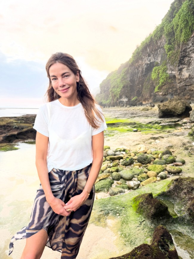 Begini penampilannya saat jalan-jalan di pantai mengenakan t-shirt putih yang dipadukan dengan selendang motif zebra sebagai bawahan yang bisa jadi refernsi gaya liburan. Foto: Instagram michellemonaghan