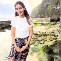 Begini penampilannya saat jalan-jalan di pantai mengenakan t-shirt putih yang dipadukan dengan selendang motif zebra sebagai bawahan yang bisa jadi refernsi gaya liburan. Foto: Instagram michellemonaghan