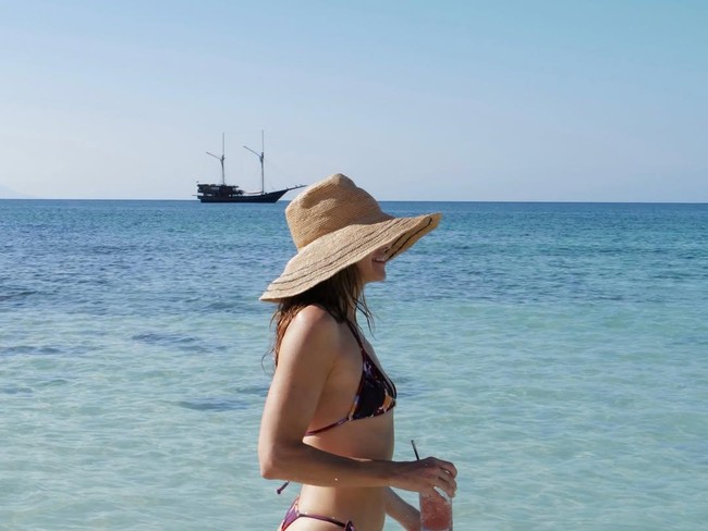 Dalam postingan terbaru, Michelle mengunggah gayanya saat berbikini di laut Indonesia. Wanita 50 tahun tersebut memang terlihat menikmati waktunya. Foto: Instagram @michellemonaghan