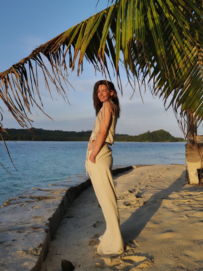 Michelle berpikir untuk kembali dan mengunjungi Pulau Komodo setelah direkomendasi Robert De Niro saat bercerita bahwa ia baru kembali dari perjalanan berselancar di Indonesia. Foto: Instagram @michellemonaghan
