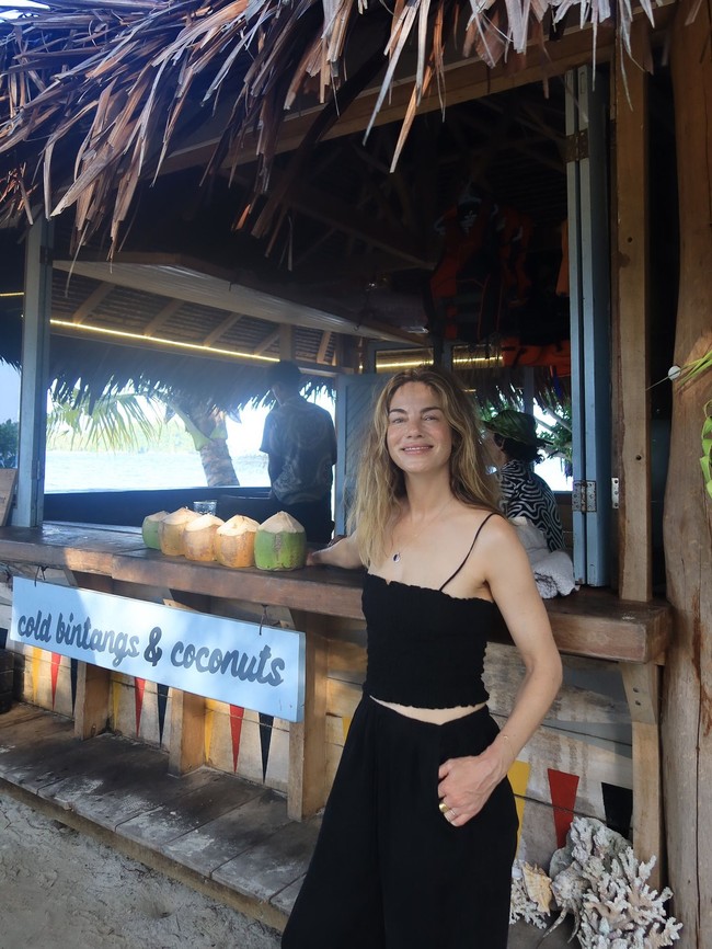 Michelle terlihat menikmati waktunya di Indonesia selagi nongkrong di warung minuman. Foto: Instagram @michellemonaghan