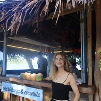 Gaya Michelle Monaghan Liburan di Indonesia, Takjub Melihat Komodo