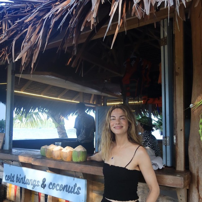 Gaya Michelle Monaghan Liburan di Indonesia, Takjub Melihat Komodo