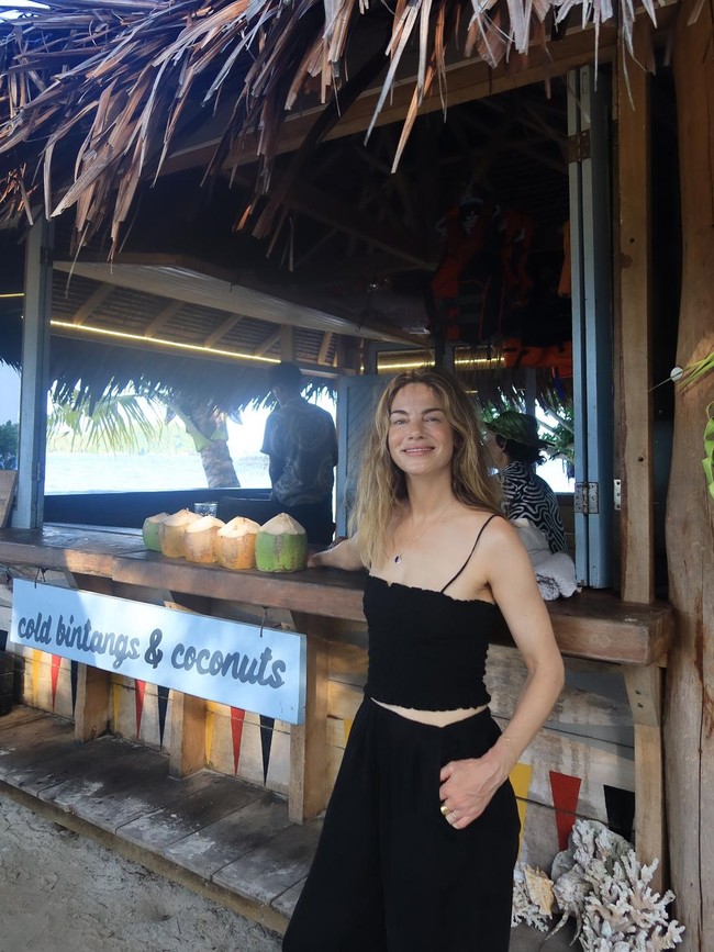 Gaya Michelle Monaghan Liburan di Indonesia, Takjub Melihat Komodo