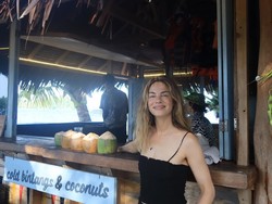 Gaya Michelle Monaghan Liburan di Indonesia, Takjub Melihat Komodo