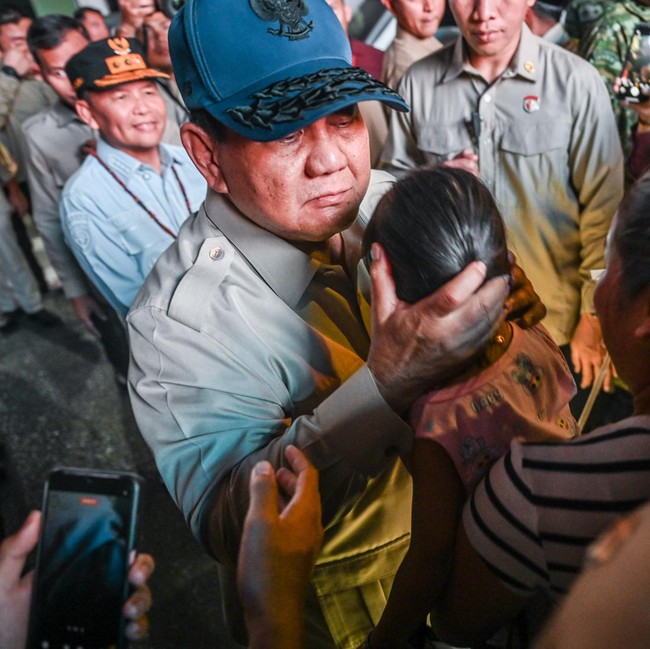 Prabowo Peluk Anak Saat Bertemu Masyarakat di Kalteng