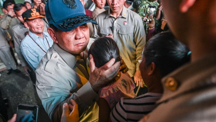 Presiden Prabowo Subianto bertemu masyarakat usai memimpin rapat koordinasi penanggulangan kebakaran hutan dan lahan (karhutla) di Bandara Tjilik Riwut, Palangka Raya, Kalimantan Tengah, Sabtu (22/8/2026). Pemerintah pusat menambah dukungan sarana dan prasarana yaitu 4 helikopter water bombing, 100 unit pompa air dan 2.000 alat pelindung diri untuk penguatan penanganan Karhutla di Kalimantan Tengah. ANTARA FOTO/Galih Pradipta/bay/YU