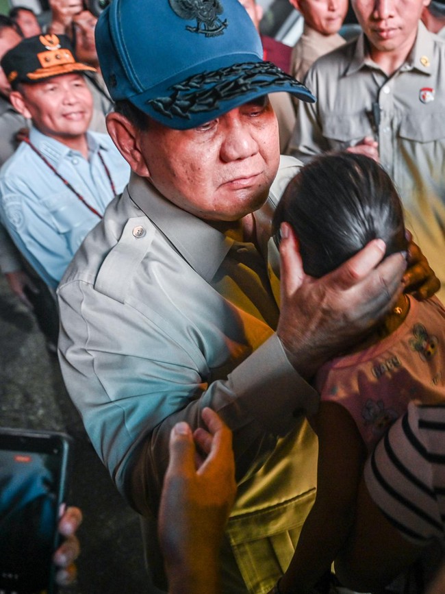 Prabowo Peluk Anak Saat Bertemu Masyarakat di Kalteng
