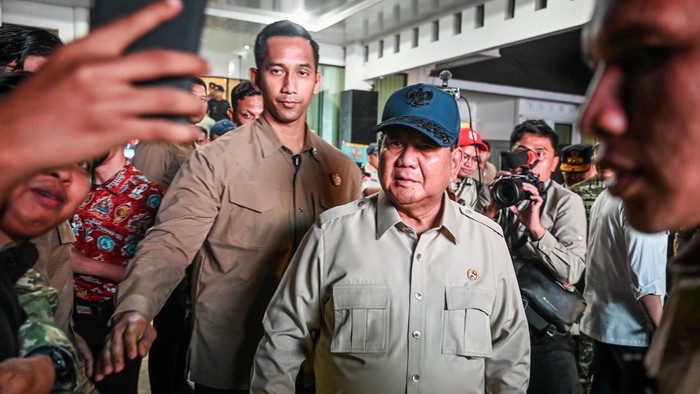 Presiden Prabowo Subianto bertemu masyarakat usai memimpin rapat koordinasi penanggulangan kebakaran hutan dan lahan (karhutla) di Bandara Tjilik Riwut, Palangka Raya, Kalimantan Tengah, Sabtu (22/8/2026). Pemerintah pusat menambah dukungan sarana dan prasarana yaitu 4 helikopter water bombing, 100 unit pompa air dan 2.000 alat pelindung diri untuk penguatan penanganan Karhutla di Kalimantan Tengah. ANTARA FOTO/Galih Pradipta/bay/YU