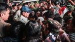 Prabowo Peluk Anak Saat Bertemu Masyarakat di Kalteng