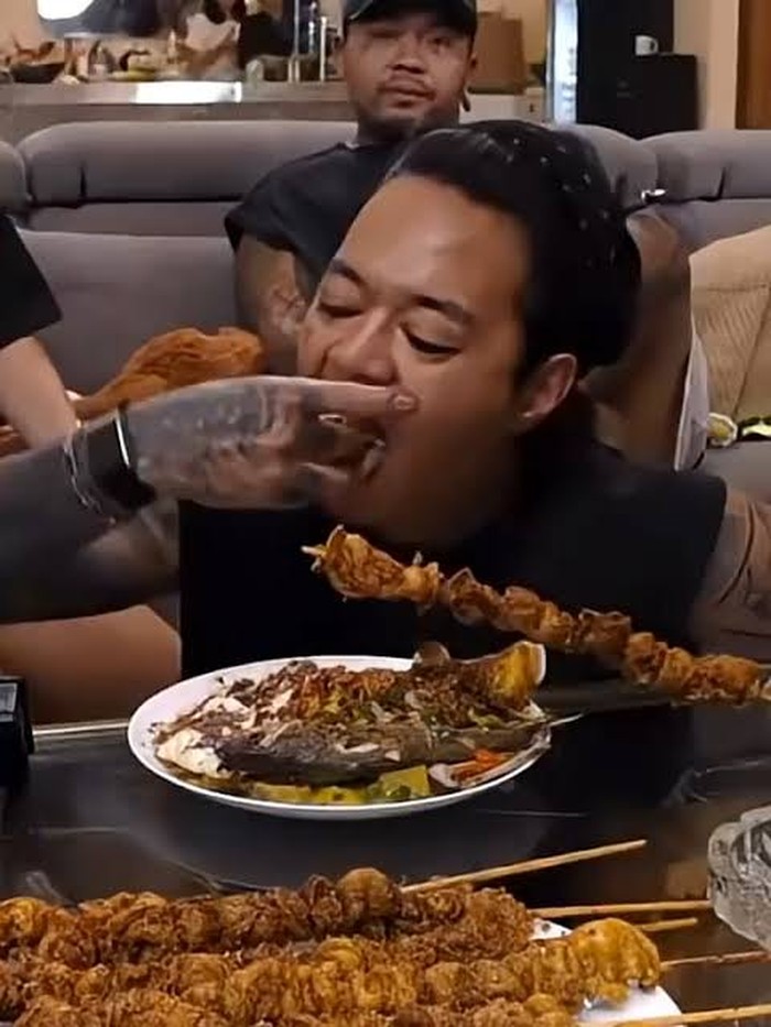 Momen Seru Reza Arap Makan di Maraphton hingga Cicip Mandai