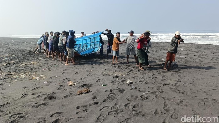 Nelayan tewas usai perahunya pecah dihantam ombak