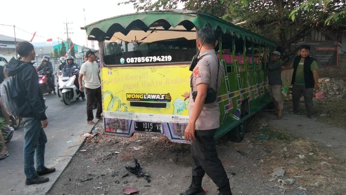 Odong-odong yang menabrak motor di Gresik