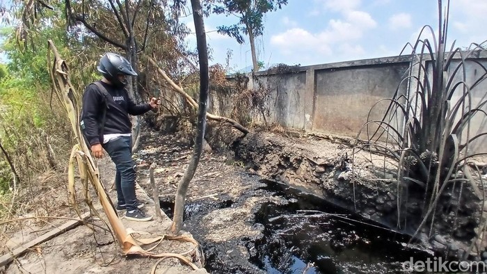Parit di Pematang Johar, Desa Sampali, Kacamatan Percut Sei Tuan, Kabupaten Deli Serdang diduga terisi limbah pabrik, Sabtu (22/8/2026)(Juita Sinuhaji/detikSumut)