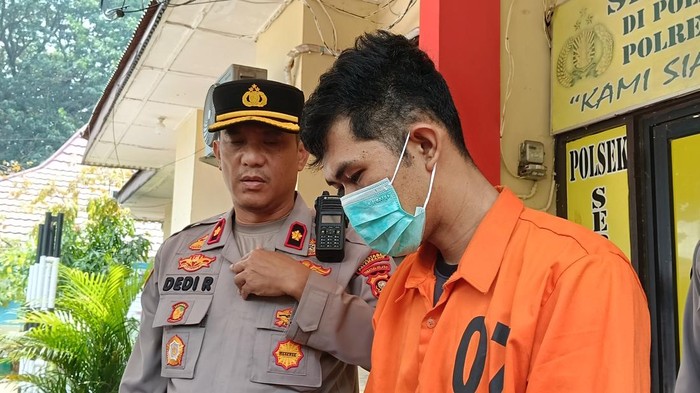 Pelaku saat diamankan polisi usai anaiaya rekan kerja hingga tewas