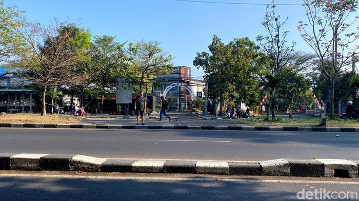 Penampakan Jalan Soekarno Hatta yang buat pejalan kaki kesulitan untuk menyebrang.
