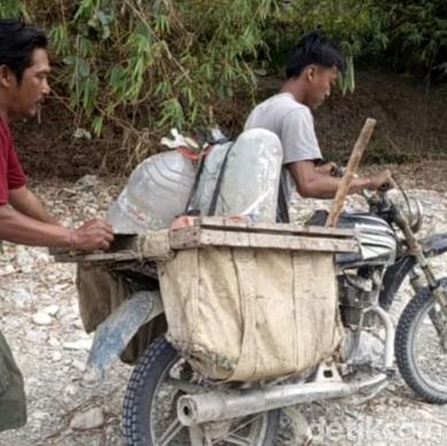 Potret Perjuangan Warga Nganjuk Cari Air Bersih, Tempuh Jarak 1 Km