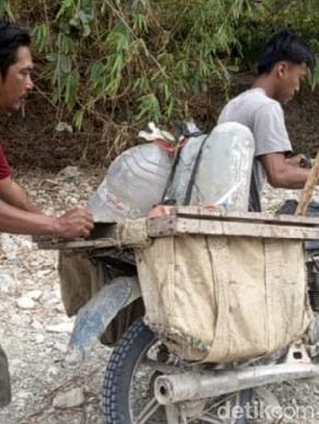 Potret Perjuangan Warga Nganjuk Cari Air Bersih, Tempuh Jarak 1 Km