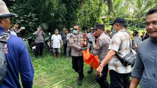 Personel Polres Klungkung bersama BPBD Klungkung dan warga mengevakuasi mayat I Ketut Tambun (63). Petani itu ditemukan tewas di Desa Adat Manduang, Sabtu (22/8/2026). (Dok. Polres Klungkung)